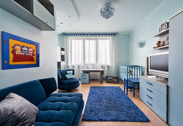 Синий пушистый ковер в детской комнате